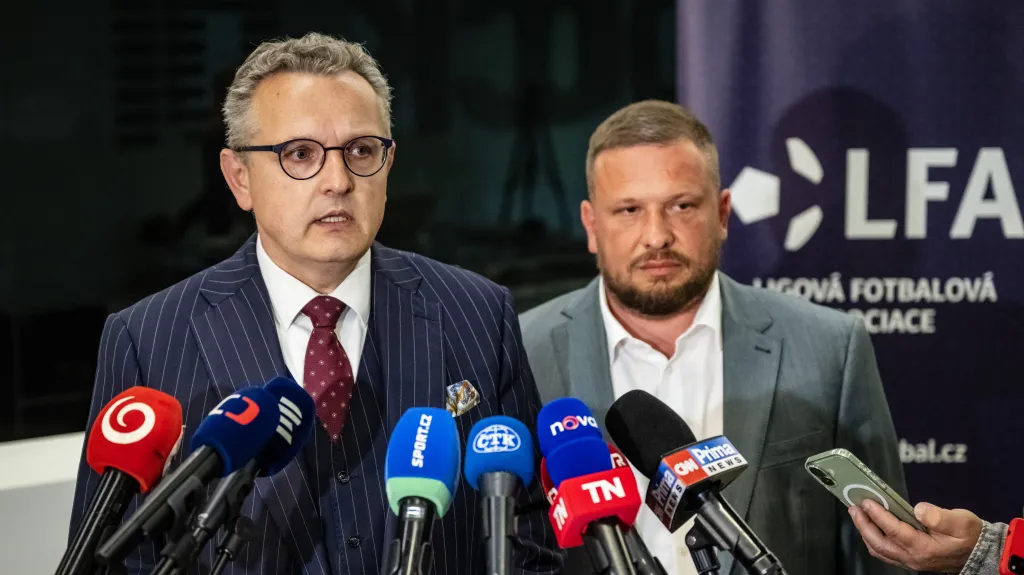 Předseda disciplinární komise Ligové fotbalové asociace (LFA) Jiří Matzner a člen komise Lukáš Bohuslav