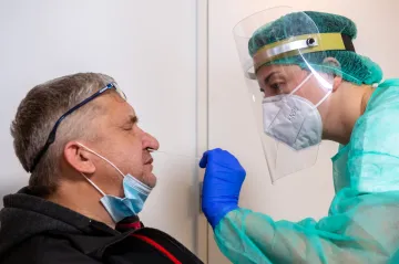Epidemie sílí, lékařská komora znovu vyzývá k dalšímu zpřísnění opatření