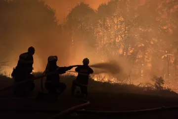 Hasičům v Českém Švýcarsku dorazí posily, v sobotu chtějí zmenšit hořící plochu