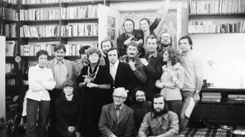 Signatáři Charty 77, pronásledovaní disidenti. Jiří Dienstbier, Olga Havlová, Jiří Gruša, Pavel Landovský, Daňa Horáková, Pavel Kohout, Jelena Mašínová, Zdeněk Urbánek, Jan Moravec, Karel Havlíček, Karel Trinkewitz