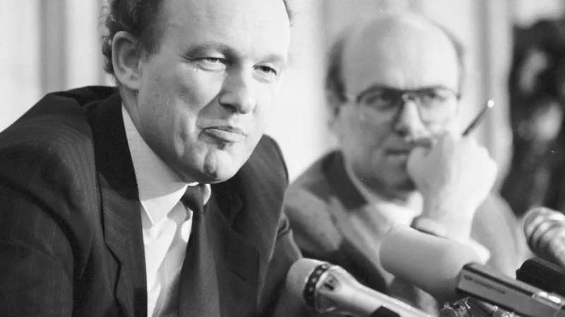 Nově jmenovaný československý premiér Marián Čalfa, 10. 12. 1989