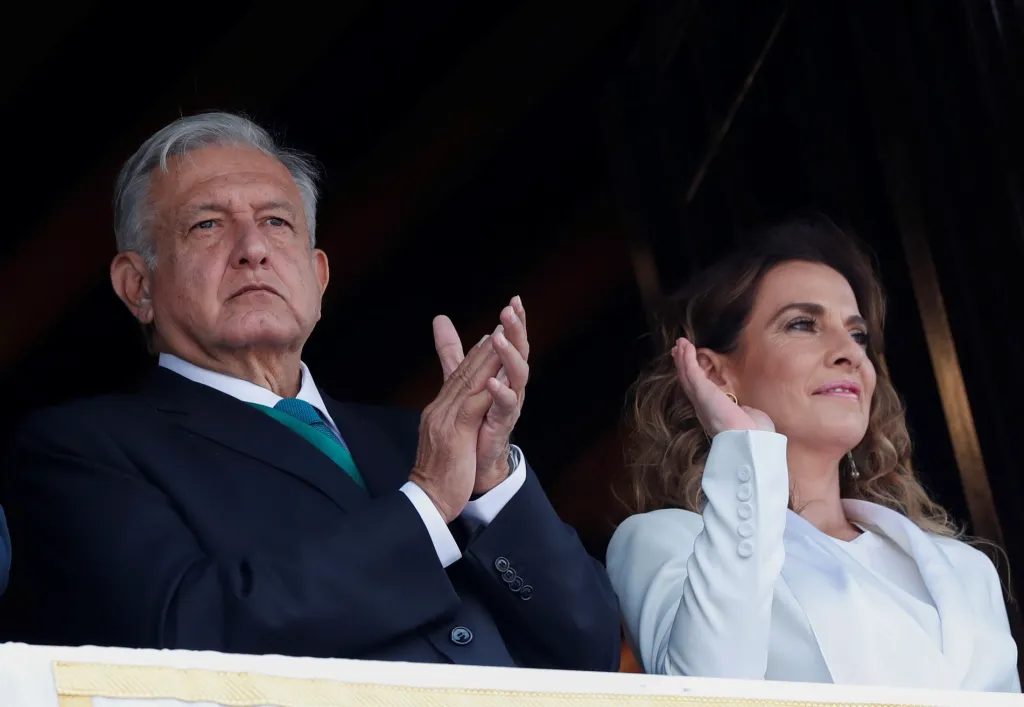 Mexický prezident Andrés Manuel López Obrador zdraví účastníky oslav se svojí ženou Beatriz Gutiérrez Muller