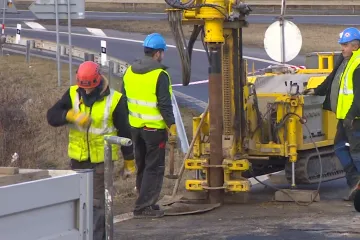 Staré šachty způsobily propad silnice u Hostomic na Bílinsku, sondy zjistí stav podloží