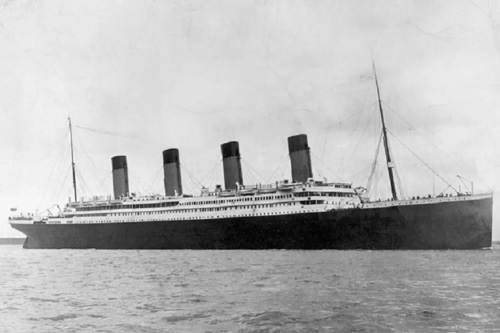 Pro Titanic se stal osudným 14. duben 1912, kdy se loď srazila s ledovcem, který jí způsobil rozsáhlé poškození. To následně vedlo k potopení plavidla ve vodách severního Atlantiku