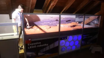 Vitrína s robotickým vozítkem z lega na Marsu