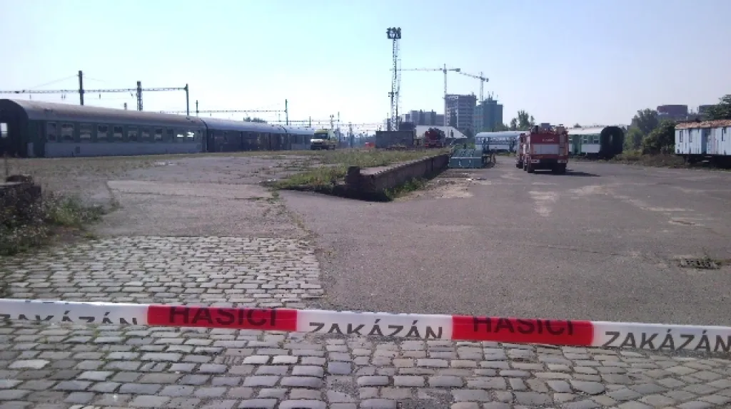 Na osvětlovací stožár na brněnském nádraží vylezla sebevražedkyně