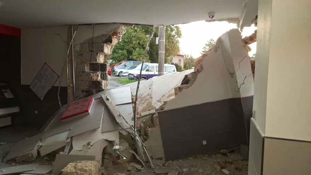 Následky nehody dvou osobních aut ve Valteřicích na Semilsku