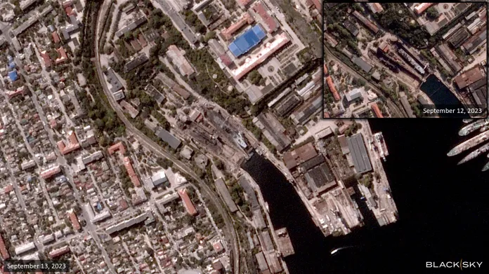 Srovnání přístavu v Sevastopolu před (vpravo nahoře) a po ukrajinském úderu