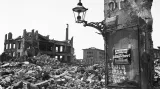 Spojenecké nálety na Drážďany začaly již v roce 1944. Nejintenzivnější útok ale město zažilo mezi 13. a 15. únorem 1945. Fotografie zachycuje zničenou ulici Josephinenstrasse