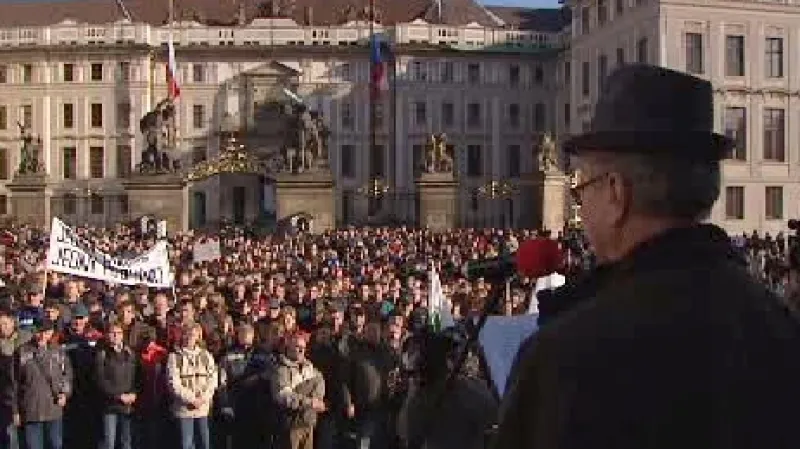 Prezident agrární komory Jan Veleba řeční k davu nespokojených zemědělců.