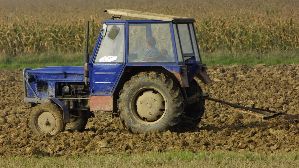 Traktor na poli
