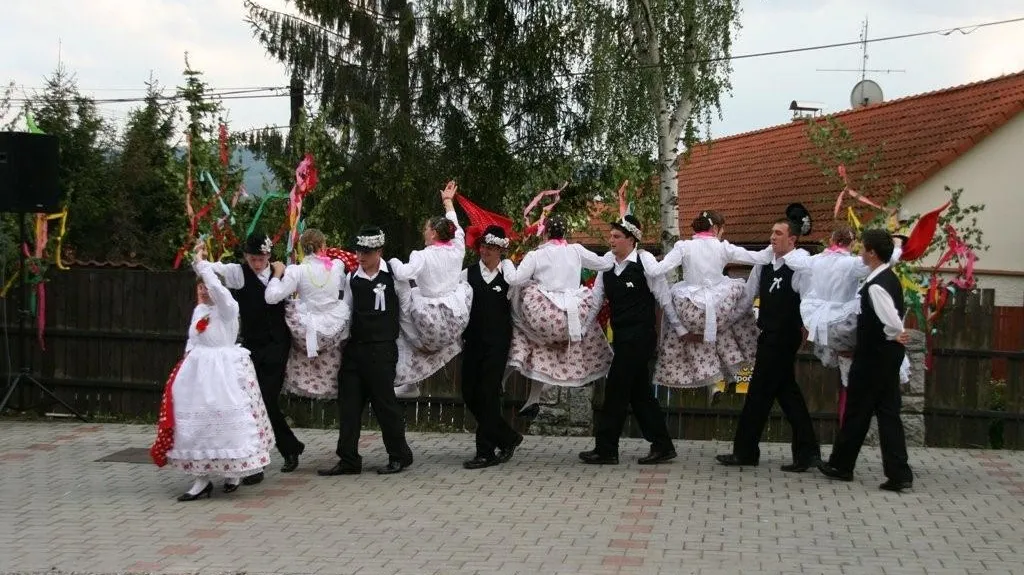 Rumunští tanečníci při loňském vystoupení ve Všeradicích