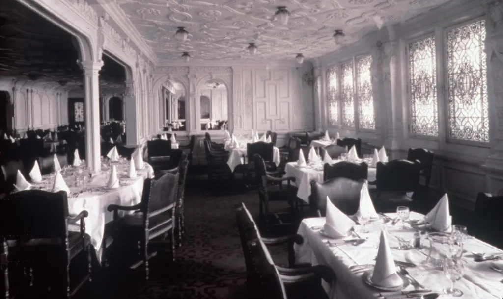 Z interiéru lodi se nedochovalo mnoho autentických fotografií. Kvůli filmu Ghosts of the Abyss (Tajemství Titanicu) z roku 2003 od režiséra Jamese Camerona ale vzniklo několik replik místností. Tato zobrazuje jídelnu první třídy