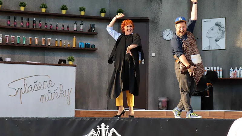 Premiéra Splašených nůžek Moravského divadla na letní scéně (2021)