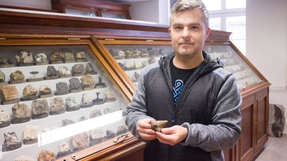 Geolog Petr Gadas drží v rukou fragment sošky keramické venuše starý zhruba 6500 let, který našli v Brně-Tuřanech geologové z Masarykovy univerzity
