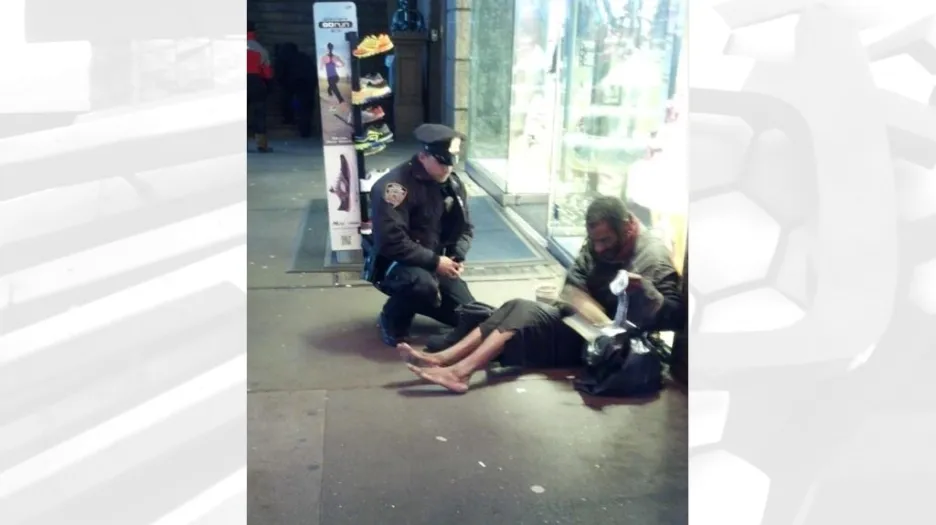 Policista koupil bezdomovci zimní boty