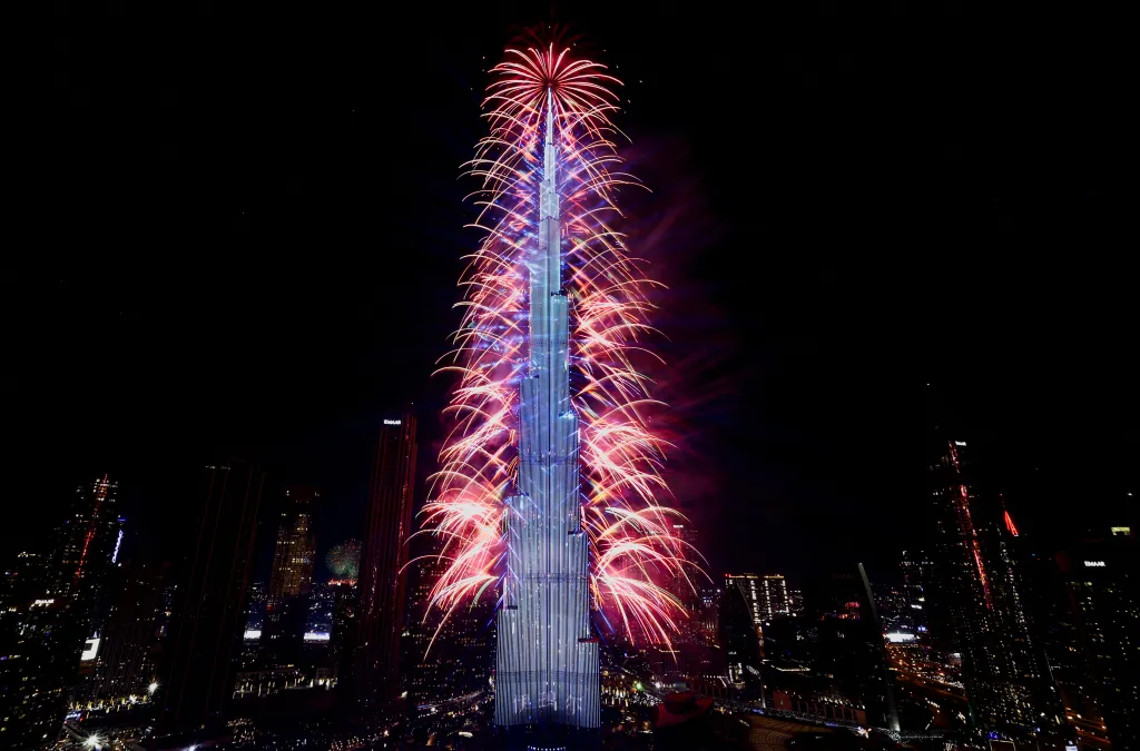 Novoroční ohňostroj u nejvyšší budovy světa, dubajské Burdž Chalífy