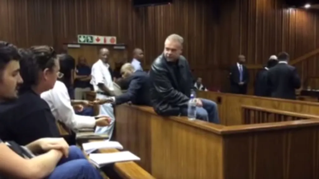 Radovan Krejčíř si v soudní síni nenuceně povídal s novináři