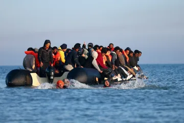 Britská vláda po tlaku zvažuje další zpřísnění migračních pravidel