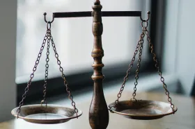 Soud poslal do vazby dva obviněné po zásahu na plzeňském úřadě