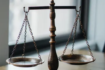 Ústavní soud odmítl obě stížnosti údajného vora v zakoně Omarova, jenž se brání vydání do USA