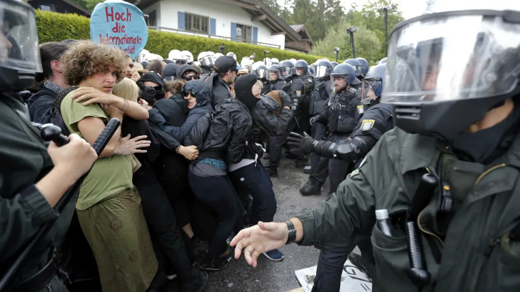Protesty před začátkem G7