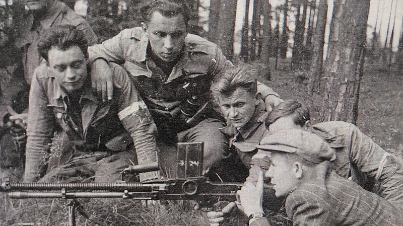 Východní parašutisté, s čepicí Vasil Kiš