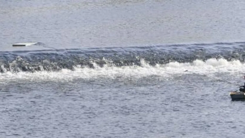 Zbytky kontejneru ve Vltavě