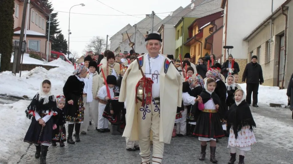 Folklorní soubory procházely ulicemi obce