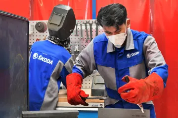 Výrobu v plzeňské škodovce posílí stovky pracovníků z Indonésie. První se už zaučují