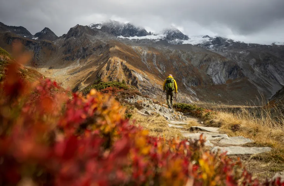 Turista na podzimním treku v Alpách poblíž Zillertalu v Rakousku