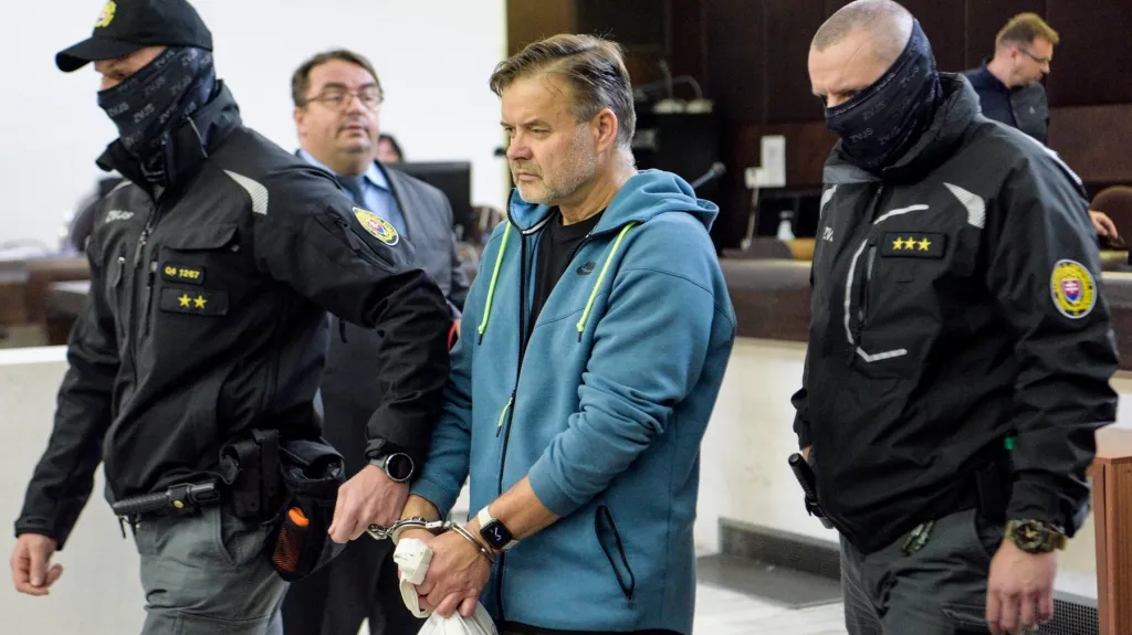 Policisté odvádějí obviněného Dušana Dědečka do vazby
