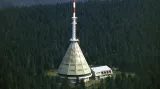 Letecký pohled na televizní vysílač na Černé hoře u Janských Lázní v Krkonoších