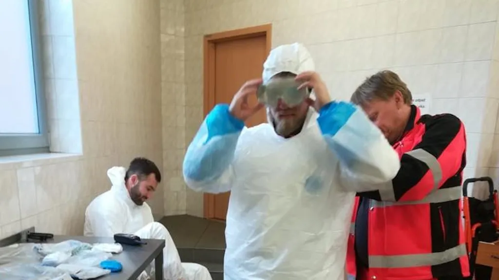 Záchranáři zasahující u pacienta s podezřením na koronavirus
