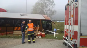 U havarovaného autobusu asistovali hasiči