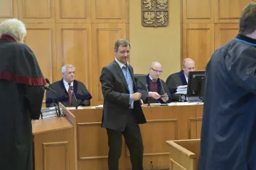 Rath dvanáct hodin řečnil o tom, že je soudce podjatý. Chtěl pokračovat, ale nemohl