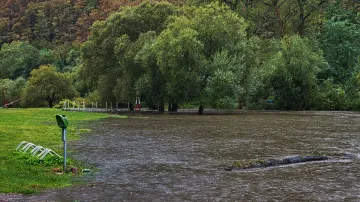 Rozvodněná řeka Jihlava v rekreační oblasti Stříbský Mlýn u Ivančic na BrněnskuČT