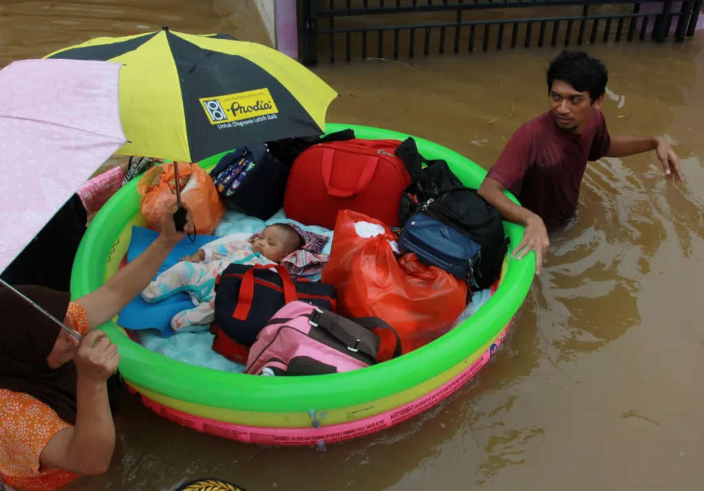 Na druhé straně světa v indonéské Jakartě nebyl začátek roku moc oslavný. Lidé se museli vyrovnat s přívaly deště, které způsobily nemalé záplavy
