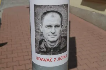Muž si stěžoval na hudbu v Prachovských skalách. Objevily se pak proti němu plakáty s hanlivým popiskem