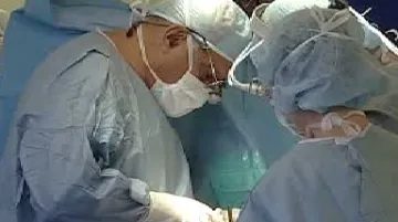 Lékař při ortopedické operaci