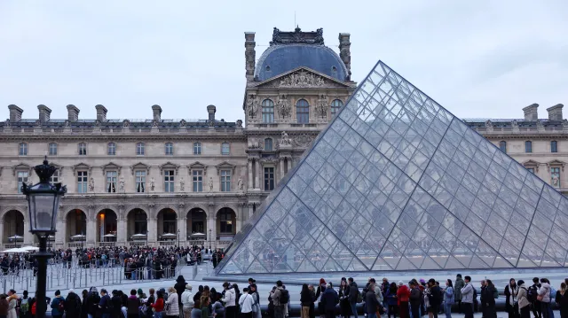 Pařížský Louvre po krádeži šperků umístil na okna mříže