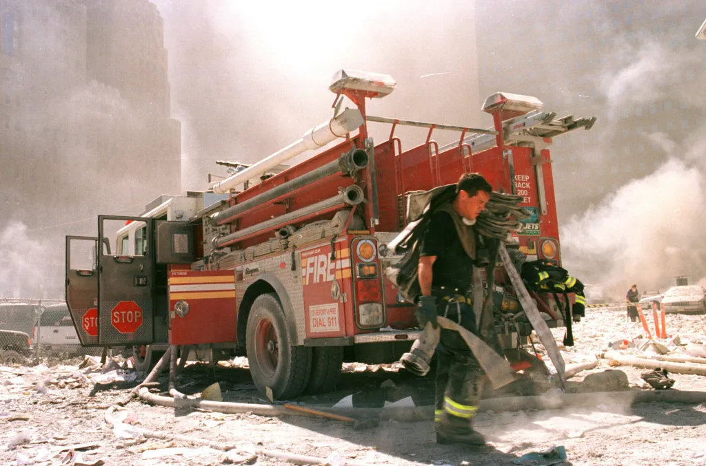 Newyorští hasiči zasahují na místě tragédie