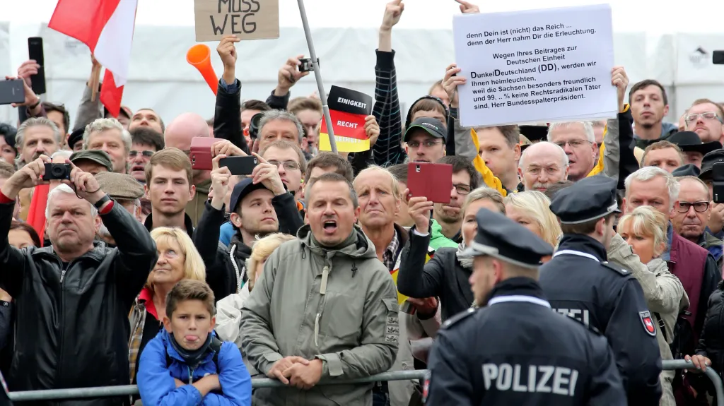 Protestující proti kancléřce a prezidentovi v Drážďanech