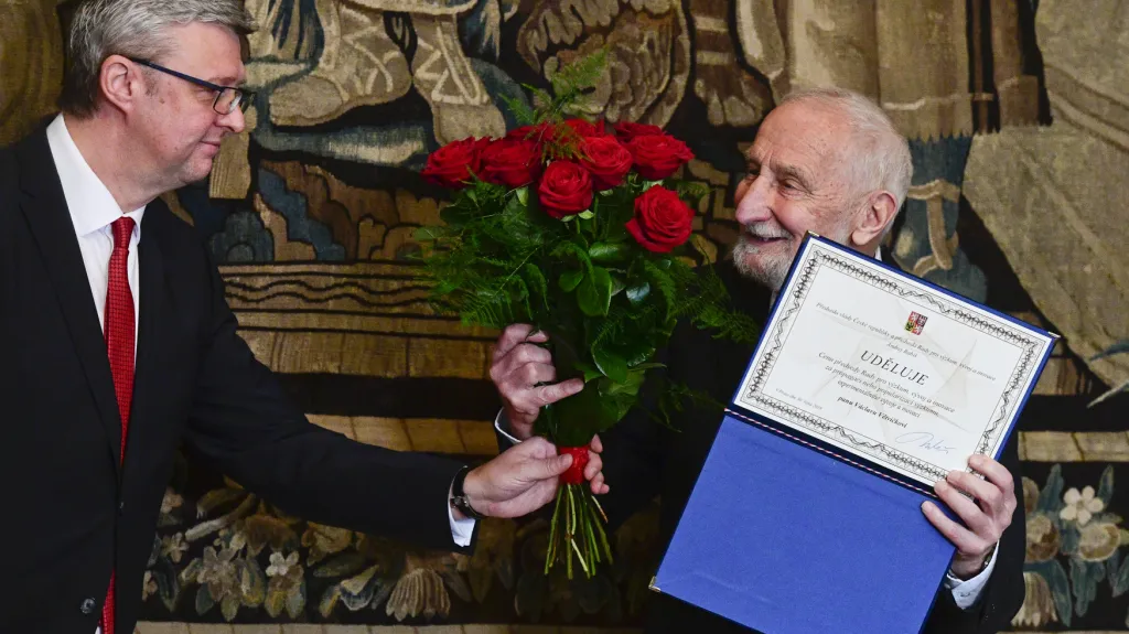 Václav Větvička přebírá ocenění od ministra průmyslu a obchodu Karla Havlíčka (za ANO)