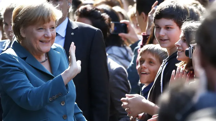 Angela Merkelová po příjezdu na gymnázium Heinricha Schliemanna