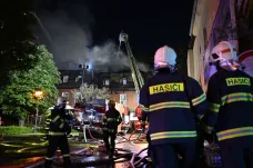 Hasiči našli po požáru v alzheimer centru v Roztokách dva mrtvé, přes 50 lidí utrpělo zranění