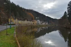 Dobrovolníci pokračují v záchraně areálu lázní Kyselka