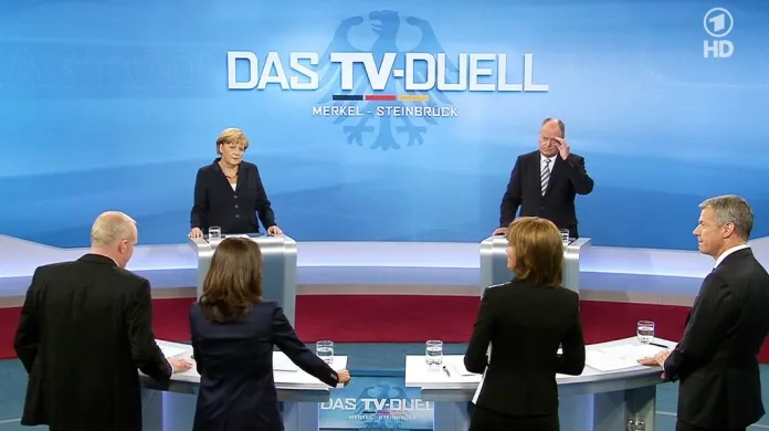 Angela Merkelová a Peer Steinbrück čelí otázkám novinářů
