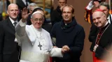 Papež František se prošel mezi lidmi