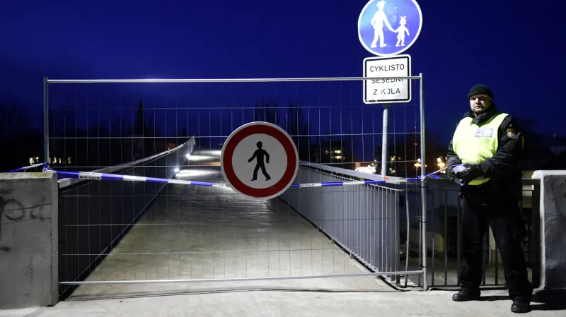 Město Nymburk uzavřelo lávku přes Labe, která je totožné konstrukce a od stejného projektanta jako zřícená lávka v Praze-Troji